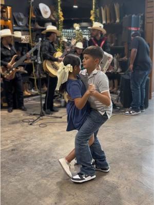 Hupangos con mi hermano ☺️ 💃🕺💖 #bailes #hermano #huapangos #tribal #rockemboots #fypシ #foryoupage #explorepage #viralvideo #tending #trend #paratii #explore #OOTD #tiktokpartner #insta #baileschingones #Siblings @Rock'em @Wepa bros 