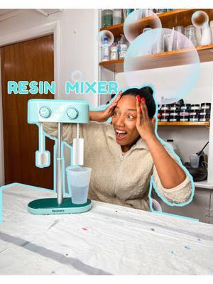 Díganle Hola a mi nueva asistente 🫢😅 Resin mixer de @Resiners_official  Económico , poderoso y me hace ahorrar tiempo simplemente lo apruebo 🤩✨  Link de su página en mi perfil , usa el cupón KEYSURPRISE para que ahorres un 15% 🤩 luego me cuentas como te fue   #resinartis #bykeyshaleticia #keysurprise #parati #baltimorebusiness #SmallBusiness #shopify #onlineshop #resinart #resina #resintips #tips #crafters #crafting #workingfromhome #trabajardesdecasa  #resiners #resinersmachine 