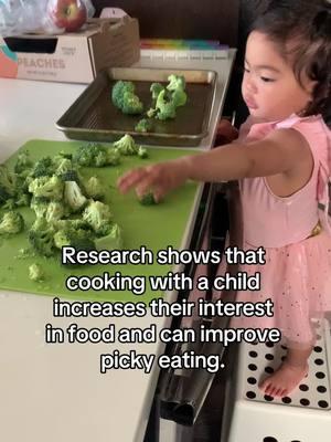 Fact: Letting your toddler explore food away from the table is an excellent, low pressure way to encourage tasting new foods. 🥦 #SolidStarts  #blw #babyledweaning #startingsolids #firstfoods #toddlers #toddlertips