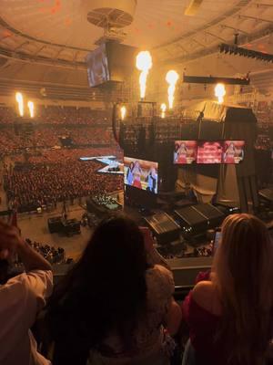 🔥 Did you hear that? ♥️🧡💛 Now we got bad blood! Taylor absolutely owned the stage during this performance, and the energy was off the charts! 💥✨ A fierce reminder that she always brings the drama and power to every song. 🖤 @Taylor Swift @Taylor Nation #taylorsversion #nottaylorsversion #vancouvertstheerastour #TSTheErasTour #fyp #TaylorSwift #ErasTour #BadBlood #SwiftieEnergy #PopAnthem #TaylorSwiftLive #ErasTourMoments #SwiftieCommunity #UnstoppableQueen