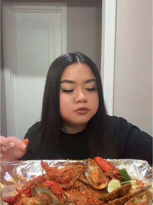 SPICY SEAFOOD BOIL MUKBANG!!! CRAWFISH, MUSSELS!! #spicy #seafood #seafoodboil #seafoodmukbang #mussels #crawfish #crawfishboil #crablegs #yummy #yummyfood #fyp #foryoupage #delicious #foodtiktok #FoodTok #fypシ゚viral 