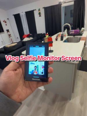 This Vlog Selfie Monitor Screen is a game changer! 🔥#phonemonitorscreen #contentcreator #backcamerahack #videogear #videotips #newmoma #selfiescreen #phonehack 