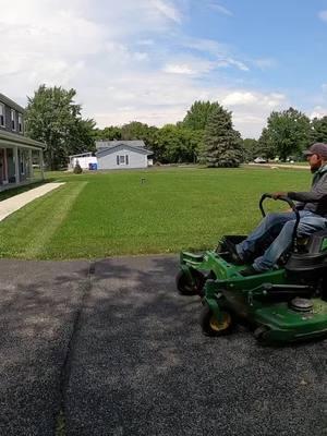 Just keep mowing!! #lawn #landscaping #worklife #viralvideo #yarderos #lawnmower #yarderos #mexicanoschingones #mexicanosenusa 