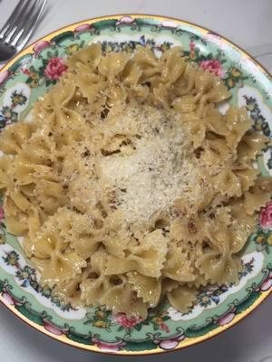 This is one of our comfort meals in this house 🍝🧄🫒 #fyp #quickdinner #easydinner #cookwithme #DinnerIdeas #dinnertime #weeknightdinner #mealsonabudget #mealsforkids #toddlerdinner #familydinner #aglioeolio #garlicpasta #oliveoil #williamssonoma 