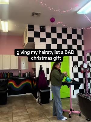 her reaction has he deaddd🤣🤣 • @Glambyagnesss  • #christmasprank #giftprank #prankingmyhairstylist