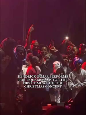 KENDRICK LAMAR SHUT DOWN THE SHOW WITH THE KIDS WHILE PERFORMING “SQUABBLE UP” #fyp #foryoupage #kendricklamar #kendrick #gnx #squabbleup #tde #tdechristmas #liveperformance #liveconcert #losangeles 