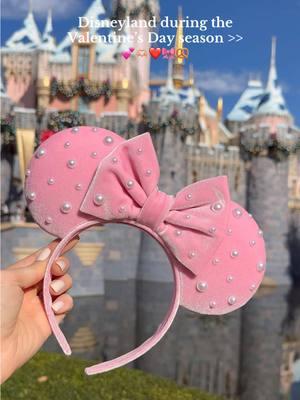 Any excuse to make pink my personality 🎀🫶🏼 #sweetheartsnite #disneystyle #disneychristmas #minnieears #disneylandcalifornia #disneyoutfits #disneyears 