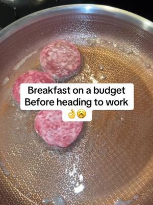 #sausage #sausagebiscuit #biscuit #EasyRecipe #breakfastideas #breakfasttime #breakfastrecipe #tiktokrecipe #budgetmeals #huevos #eggs #mexicanfood #spanishtiktok #oilfield 