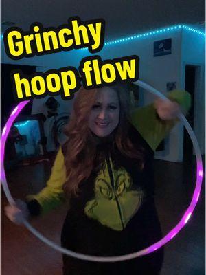 Late night Grinchy #hoopflow #ledhoop #hulahoop #ledflow #flowarts 💚💚💚💖💫