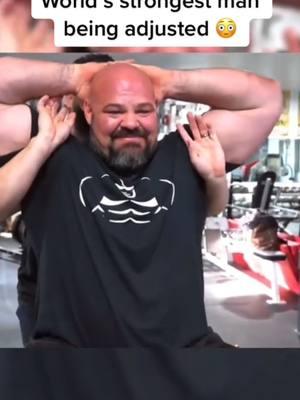 the world's strongest man Brian Shaw is too big too be adjusted by a chiropractor  #strongman #brianshaw #chiropractor 