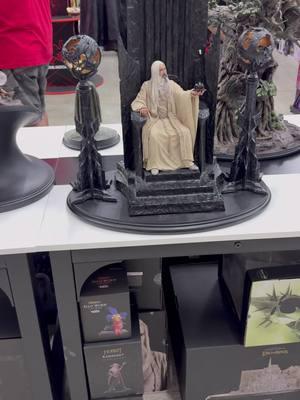 #lordoftherings #statues from #weta on #display at #statuecon by @collectorzown with other great #collectibles