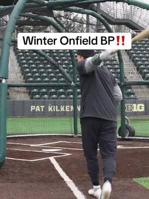 Nothing better than onfield bp! #oregon #baseball #oregonbaseball #hitting #batting #practice #bp #machine #onfield #homerun #barrel #hit #swing #sports #college #goducks #pkpark #eugene #big10 #ncaa #fyp #foryou 