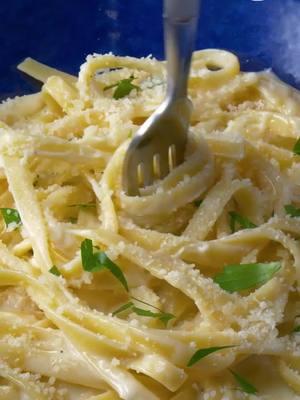 Creamy, cheesy and comforting, the easy Alfredo sauce is everything you want in a pasta sauce! 🔗 Click the link in our bio for the full recipe. #fettuccinealfredo