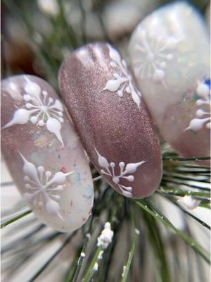 Snowflakes ❄️  Productos  www.amknails.com  #nailinspo #uñas #naildesign #christmasnails #amknailsinspiradoporti #amknails #nailove #christmas #nailsoftiktok #trendingnails #acrylicnails #nails #nailart #snowflake 