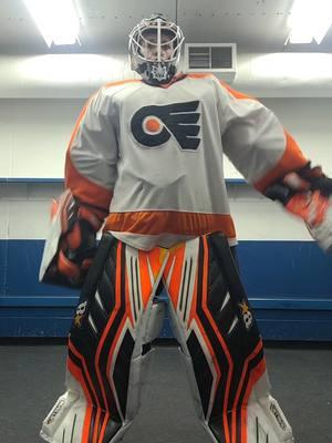 took me months to get the 2nd half of this video. ha! #minnesota #mn #goaltending #hockey #goalie #girlgoalie #femalegoalie #fullright #flyers #lockerroom #transition 