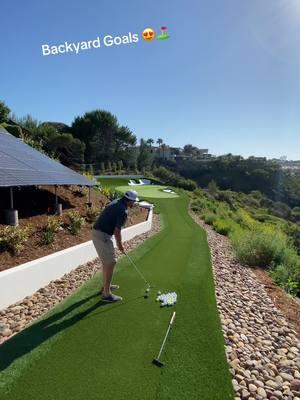 Now this is the dream backyard set up for the weekend 🤤⛳️ #golf #puttinggreen #golftiktok #golfing #golfdesign #golfarchitecture #landscapedesign #dreamyard #backyard #backyardgoals #viral #views #fyp #christmas #holidays #gift #putting 