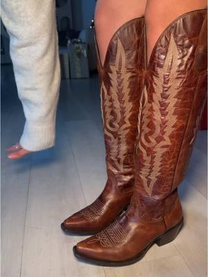 Ni a las botas 🤭👢 Rockin our Scarlett Tall Wide Calf Friendly Boot 👢& Rock’em Signature Felt Hat in the color Cherry ❤️‍🔥 Visit our online store at SHOPROCKEM.COM 🛒 #westernfashion #botasvaqueras #parati #fyp #tallboots #westernoutfits #felthat #rockemboots 