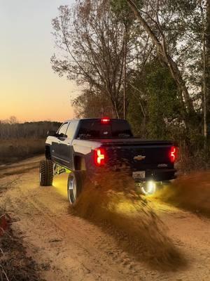 love these clips #florida #squattedtrucks🤮 #squatted #squattedtrucks🤢 #dirt #dirtroad #silverado 