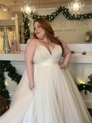 Are you in LOVE? This brand new @watters gown has captured our boho hearts🤎✨ #weddingdressshopping #plussizebride #plussize #curvybride #watters #wattersbride #weddingtok #bridetobe #plussizeweddingdress 