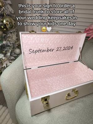 how special is this🥹💗 @Memorize Trunks !!!!🤍🫶🏽 #wedding #weddingkeepsake #weddingtrunk #keepsakes #memorylane #petitekeep #weddingmoments 