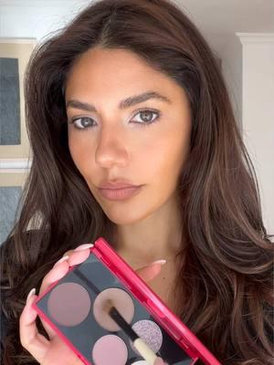 Some soft-glam inspo from @Nina using our City Lights Collection (designed to amp up your look for the holidays, but just as easy to use year-round).  #BobbiBrown #HolidayMakeup #EyePalette #HolidayGifts