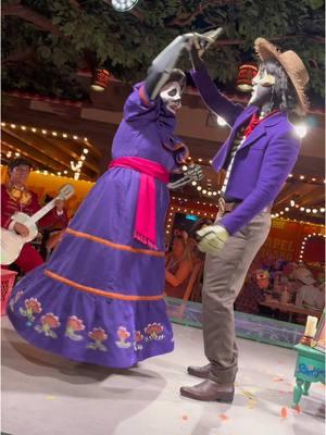 Check out the incredible “Coco” dinner show at Plaza de Coco aboard the Disney Treasure! • Stay tuned for our menu review on WDWNT.com! • #disney #disneycruise #disneycruiseline #dcl #disneytreasure #mickeymouse #minniemouse #sailaway #party #disneyparks #cruiseship #cruiselife #cruise #sailing #coco #pixar #mexicanfood #mariachi #dinnershow #dinnertheatre 