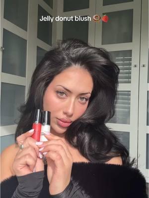 How cute is this jelly donut blush technique that gives you the perf flush of color + glow!  I used @Armani beauty Luminous Silk Cheek Tint in the color Flaming Red and the Acqua highlighter in the color Halo 👼🏼♥️ #armanibeauties #LuminousSilk #giftedbyarmani @sephora 