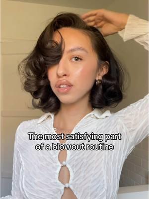 This is hands down THE most satisfying part of any blowout routine (using The Overnight Blowout of course) @Michelle | Model+ UGC littles on her short bob #theovernightblowout #overnightblowout #hairblowout #blowouts #blowoutstyles #hairroutine #blowouthair #blowout #overnightcurls #heatlesscurls 