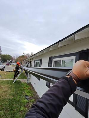 Ayudando a instalar unos gutters #roofing #roofinglife #gutters #ghost_huerta 