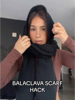 LOVE A GOOD SCARF HACK!  SCARF SEASON IS SO BACK #hack #scarftutorial #scarfhack 