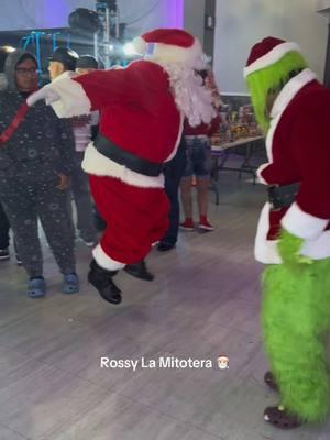 SantaClaus y El Grinch en las retas de baile 😁🌲🎅🏻🎁👏👏👏 #rossylamitotera #santaclaus #elgrinch #navidad #baile #dance #fypシ゚viral #viralsong #paratiiiiiiiiiiiiiiiiiiiiiiiiiiiiiii #foryourpage #sanantonio #210 #210k #picapicaplaza #picapica #fyp #paratii #viralvideo #highlights #followers➕ 