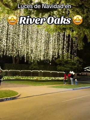 ❤️☃️✨ Una bonita opción para las fotos navideñas en River Oaks! 🌟Completamente gratis! Podras caminar y sentir la Navidad 🎄🎅🪅❤️ #fyp #foryou #riveroaks #htx #fypシ゚viral #tiktok #christmaslights #riversakshouston #texas #edit #trendingvideo #parati #edits #fy #winterwonderland #christmaslights #visittexas #igtexas #texas #latina #texastodo #texaslife #texastravel #exploretexas #texasblogger #htx #goviral #christmastime #god #tx #holidaylights #christmas #Navidad #christmaslights #houstontx #hrx #houstonchristmas #lights #fyp #houstonchristmaslights #fypシ゚viral #navidadenhouston #houston #riveroaks #riveroakshouston #riveroakschrismaslights #paratii #contenido #viraltiktok #foryour #foryoupage #christmastree #christmasseason #tiktokviral  #Christmas #ChristmasLights #Houston#Texas #RiverOaks #FYP #latina #houstontx #christmas  #ThingsToDoHouston #HTX #2024  #christmaslights #viralvideo #coffee #snow #Houston #Riveroaks 