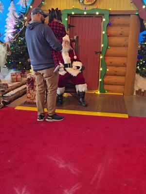 Visiting Santa 🎅 Visitando a Santa #Christmas #Navidad #bassproshops #buildingmemories #construyendomemorias #Diosesbuenotodoeltiempo #ourmiraclebaby #rainbowbaby #parati #foryou #fyp @Ricardo De La Fuente 