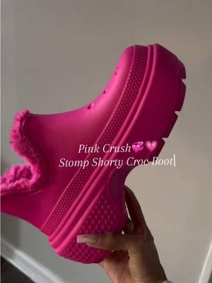 Very girly & warm for the season, must try more colors noe 😍🩷! @Crocs #crocs #crocboots #fashionfinds #tiktokshopfinds #holidaygiftguide #pinkshoes #lilleedeamori 