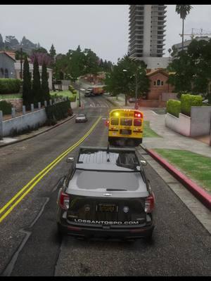 Conductor escapa#gtav#gta5#gta#gta5_funny#gtaviral#gta5clips#foryoupage#gamer#fyp#gaming despues de no hacer el alto al autobus escolar....