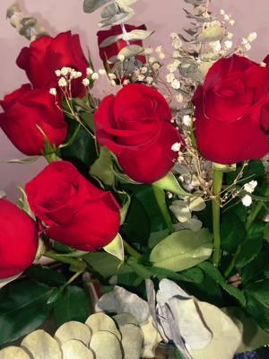 Two things I love , red roses & myself. #selflove #icanbuymyselfflowers #Love #roses #treatyourselfright #youdeservetheworld #queenenergy 