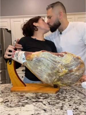 Vamos a ver cuanto me dura este jamon. #carnivore #dietacarnivora #carnivorediet #carnivorelife #hamon #noel #costcofinds #proteina #spain #couplegoals #marriedlife #casados #parejas 