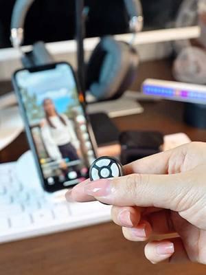 It's a finger ring remote! Can control your TikTok, music player and camera!!!!!!👍👍#ringscroller #pageturner #scrolling #lazy #lazyday #MomsofTikTok #cozyathome#tiktokshopblackfriday #athome #fyp #TikTokShop