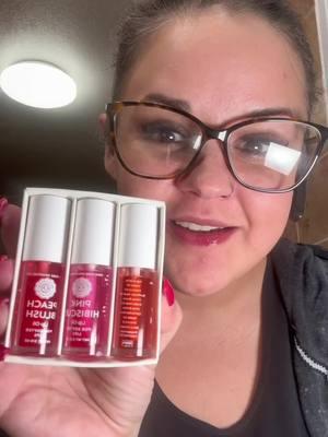 Woolzies All-Natural Lip Oils, which hydrate, tint, and offer delightful flavors to pamper your lips#lipoil #woolzies #woolzieslipoil #naturallipoil #hydratelips #tintlip #BeautyTok #fyp #blackfriday #girlsgiftidea #christmasguftideas 