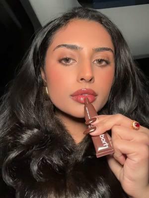 i stay strapped w/ rhode lip in espresso ☕️ #rhodeliptreatment #rhodeespresso #rhodelippeptide #lipcombo #winterlipcombo 