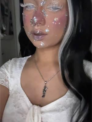 🩵❄️🥶 recreated @BBs Beauty Shop makeup look  #frostbite #frostbitemakeup #frostbitemakeuplook #christmas #christmasmakeup #christmasmakeuplook #snowmakeup #rhinestonemakeup #rhinestones #mua #frost #makeupxgraves 