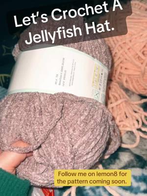 Let’s crochet a Jellyfish hat for a Yule Time Gift. #crochet #crochettiktok #crochetjellyfish #jellyfishhat 