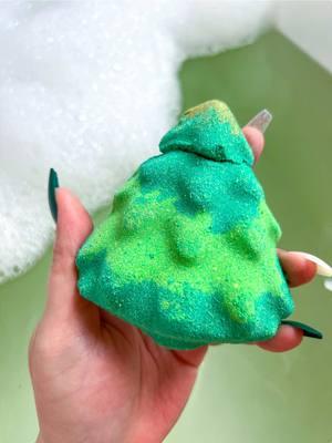 I.O.C.T.L.T.W.W.F from @Cozmic Kitchen ⁣ ⁣ #cozmickitchen #bathbomb #ifourchristmastreelookthewaywefeel #christmas #christmastree #christmasbath #bathbombcrush #foamy #oddlysatisfying #satisfying #SelfCare #bathtok