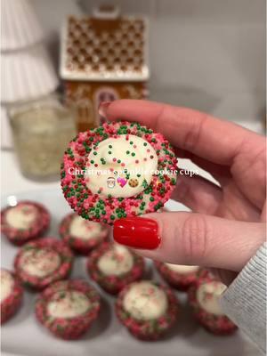 mini holiday sprinkle cookie cups 💕 #holidaybaking #christmascookies #christmastreats #HolidayTreats 