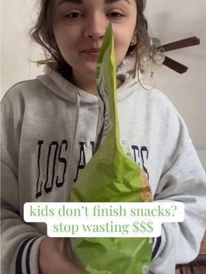 GET THIS!!!!! i have no kids and it still saves sooo much of my food from going stale #fyp #foryou #kitchengadgets #KitchenHacks #kidhacks #snacks #savemoney #efficient #parenthack #parentsoftiktok #kidsoftiktok #parentingtips 