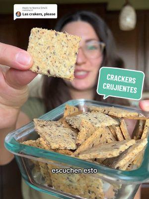 Replying to @Norma Orta CRACKERS KETO CRUJIENTES. El snack perfecto para cuando se antoja algo crujiente 😊 ✅ Aunque también las pueden añadir en su tabla de quesos como la que les enseñé hacer en el video anterior porque quedan BUENÍSIMAS. ❤️ Si vieron esta receta y les ha gustado, denle amorcito. Ingredientes: 1 taza de harina de almendras  1/4 taza de harina de linaza  3 cdas. de agua caliente (aunque si sientes necesario, puede agrega una cucharada más) Sal, semillas de limón y tomillo al gusto  Nota: Una vez mezclada la masa, estírala sobre una superficie plana, haz cortes a lo largo y a lo ancho, antes de hornear por 20 minutos a 180 C / 350 F . . #recetasfaciles #snackssaludables #bajoencarbohidratos #recetasketo 