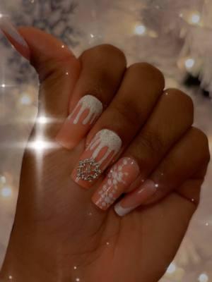 #glowupbytee #pressonnails #fypシ #christmasnails #tiktokshopfinds #snowflakenails 