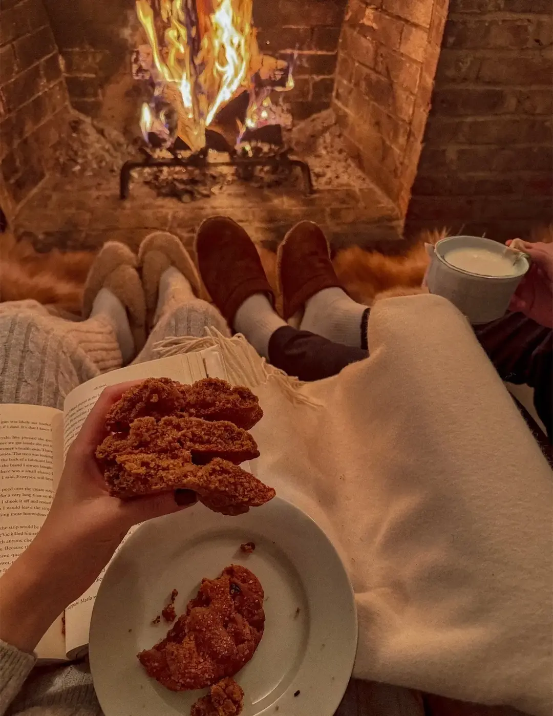 If cookies could give warm hugs, it would be this one 🍪  #gooey #cookiesoftiktok #ginger #holidaycookies #happyholidays #merrychristmas #cozy #cozyathome #funnyfacebakery #baking #foodtiktok 