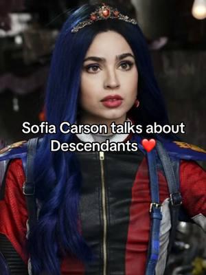 I love her I’m so happy for her 🥰 #sofiacarson #descendants #descendants4 #theriseofred #riseofred #evie #evilqueen #snowwhite #ogdescendants #descendants3 #cameronboyce #descendantstheriseofred #disney #fyp 