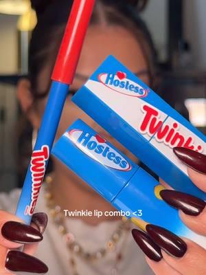 The perfect be lip combo exists and it’s TWINKIES???? 😭 What do we think? #lipcombo #ashleylipcombo #trendingmakeup #twinkielipcombo #lipliner #glamlite 